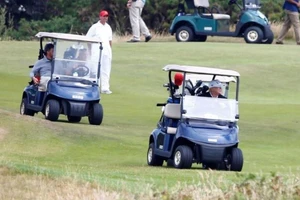 Ông Trump đánh golf ở Scotland, nói sẽ tái tranh cử 2020