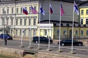 Đoàn xe ông Putin đến nơi thượng đỉnh, chưa thấy ông Trump đâu