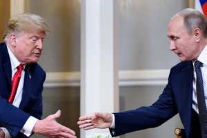 2 ông Trump-Putin bắt tay nhau chỉ 3 giây