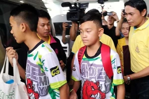 Đội bóng nhí xuất viện, chuẩn bị họp báo