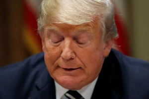 Sau thượng đỉnh với ông Putin, ông Trump càng biện hộ càng rối