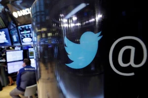Nối gót Facebook, cổ phiếu Twitter mất 14%