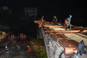 Sập cầu ở Trung Quốc đè chết 8 người đang trú mưa dưới gầm cầu
