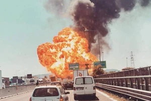 Nổ lớn kinh hoàng gần sân bay Ý, 20 người bị thương