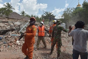Indonesia hứng trận động đất thứ 3, số người chết tăng gần 400