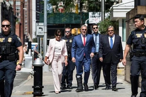 Bố mẹ vợ ông Trump chính thức nhập tịch Mỹ