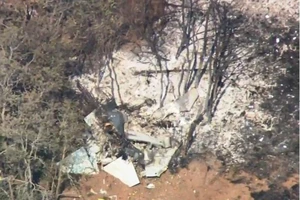 Máy bay quân sự Mỹ rơi, phi công nhảy dù thoát ​