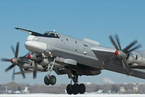 F-22 Raptor Mỹ bám sát Tu-95 Bear Nga ở Bắc Cực