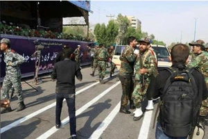 2 nhóm nhận tấn công diễu binh Iran, Mỹ nói không liên quan