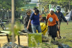 Indonesia đào hố chôn tập thể 300 nạn nhân động đất-sóng thần
