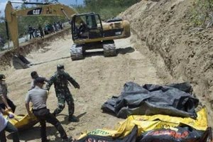 Thảm họa kép ở Indonesia: Bắt đầu đợt chôn tập thể đầu tiên