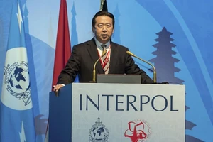 Vợ ông Mạnh Hoàng Vĩ nhận tin nhắn biểu tượng con dao