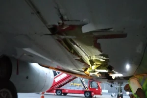 Máy bay Air India tông vào tường khi cất cánh rồi... bay tiếp