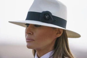 Máy bay chở bà Melania Trump ngập khói, phải hạ cánh khẩn