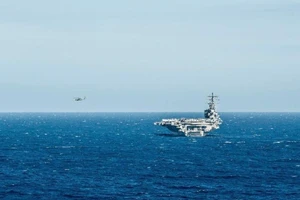 Trực thăng MH-60 rơi trên tàu sân bay USS Roanld Reagan của Mỹ