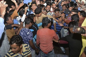 Thảm họa kinh hoàng: Tàu lửa lao qua đám đông, 60 người tử nạn