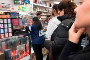 Vé số Mega Millions lên tới 1 tỉ đô, dân Mỹ ào ào đi mua