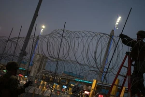 Ông Trump có quyền dùng vũ lực với người di cư không?