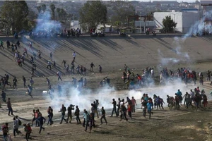 Xịt hơi cay trấn áp người di cư từ Mexico xâm nhập vào Mỹ