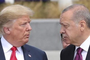 Ông Trump vừa đấm vừa xoa ông Erdogan