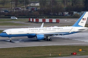 Bà Trump vẫn dùng máy bay công vụ đi nghỉ mát