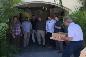 Cựu Tổng thống Bush tự tay mua Pizza cho mật vụ bảo vệ mình