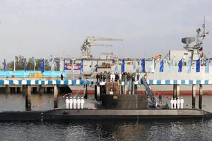 Iran hạ thủy tàu ngầm nội địa hiện đại mang tên lửa hành trình