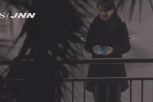 Tại sao em gái mang gạt tàn cho ông Kim mà không là ai khác?