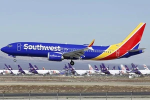 Boeing 737 MAX 8 hạ cánh khẩn cấp xuống Florida vì lỗi động cơ