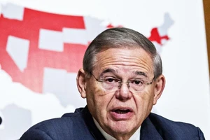 Ông Zelenskiy, Poroshenko cần nói rõ quan điểm về Nga