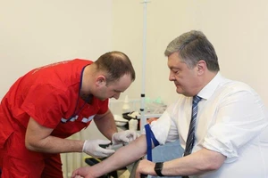 Bầu cử Ukraine: Ông Zelenskiy thách ông Poroshenko thử ma túy