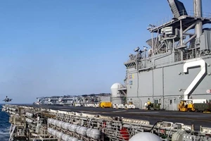 Tàu đổ bộ tấn công Mỹ chở 10 chiếc F-35B đi qua biển Đông