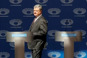 2 lần ông Poroshenko lẻ loi tranh luận vì ông Zelenskiy làm lơ