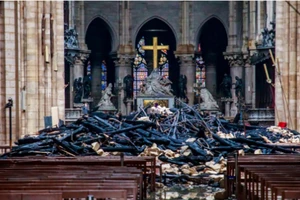 Hình ảnh nhà thờ hư hại nặng, ông Macron hứa sửa trong 5 năm