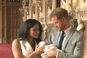 Vợ chồng Hoàng tử Harry 'khoe' con trai