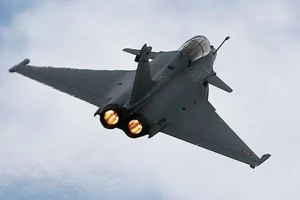 Tập trận, 7 chiếc Rafale-Pháp hạ cánh khẩn cấp ở Indonesia 