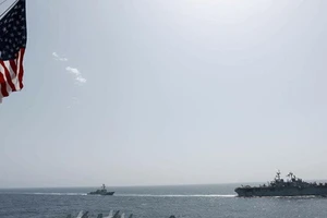 Tàu sân bay, tàu chiến Mỹ tập trận gần Iran