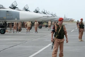 Khủng bố bắn 17 tên lửa đến căn cứ Hmeimim của Nga ở Syria