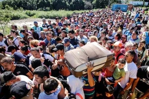 Ông Maduro mở lại biên giới với Colombia sau 4 tháng đóng cửa