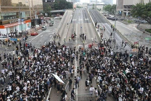 Dù bị dọa giết, bà Lâm quyết thông qua dự luật dẫn độ