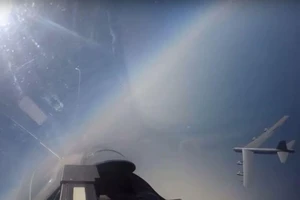 Nga công bố video Su-27 chặn đầu B-52 của Mỹ