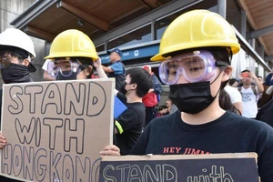 Xuống đường ở Anh, Úc, Canada, Pháp ủng hộ biểu tình Hong Kong