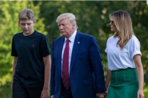 2 năm, quý tử út 13 tuổi của ông Trump vọt cao hơn cả bố mẹ