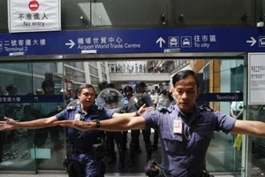 Sân bay Hong Kong tê liệt, tràn ngập người biểu tình, cảnh sát