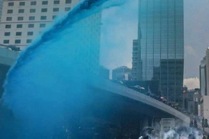 Hong Kong: Cảnh sát pha dung dịch nhuộm vào nước vòi rồng