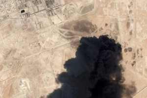 2 nhà máy lọc dầu Saudi Arabia hứng 17 tên lửa hành trình?