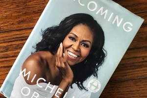 Ông Trump đề nghị điều tra chuyện viết sách của vợ chồng Obama