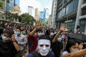 Hong Kong: Xuống đường phản đối cấm mang mặt nạ biểu tình