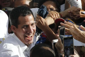 Mỹ duyệt chi hàng trăm triệu USD cho lực lượng ông Guaido