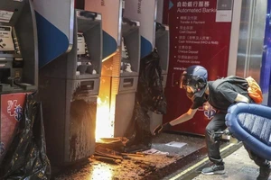 Cảnh sát Hong Kong: 'Lần đầu người biểu tình dùng bom tự chế'